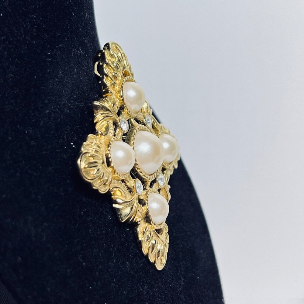 KJL for Avon Gold Tone, Faux Pearl And Clear Rhinestone Brooch/Pendant (6087) - Picture 2 of 10